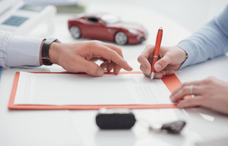 代理幫助在簽訂汽車保單的人合作